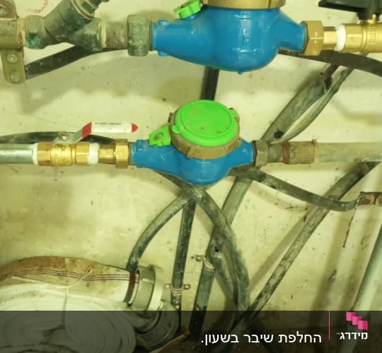 צינורות מים עם ברזים ומדי מים כחולים